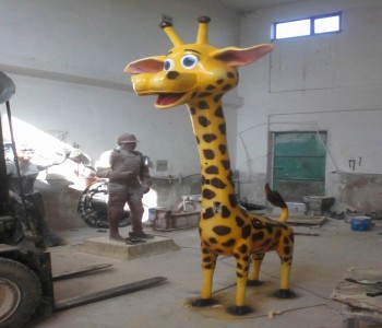 Sevimli Zürafa Heykeli