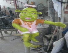 Shrek Kız Çocuk Heykeli