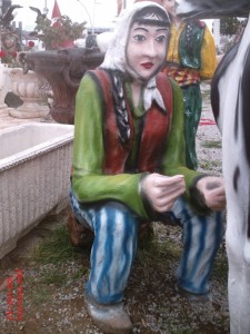 Süt Sağan Kadın Heykel
