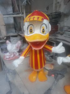 Yavru Donald Ördek Heykeli