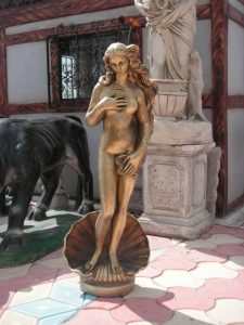 bronz roma kadın heykeli