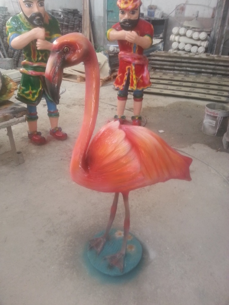 Flamingo kuşu heykelleri